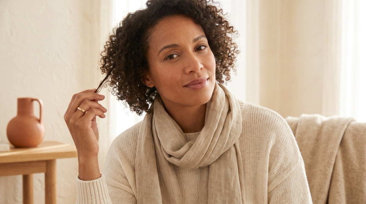 Portrait rapproché d'une femme, lumière naturelle sur ses cheveux